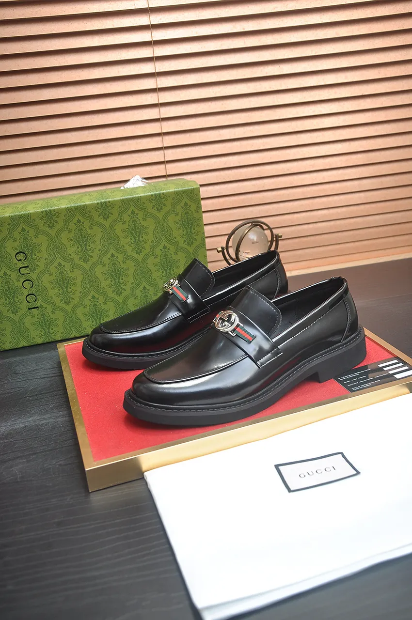 Men's shoes💰540💶Italy's top luxury men's shoe giant (GUCCI) (Gucci) (full cowhide lining) new arrival🍃Original European style🔰 Pleasant to the eye😍In order to make the shoes more durable and non-deformable🌀The production continues to follow traditional methods but there is still no lack of innovation💪Choose original sheepskin for the leather♻️ Smooth and natural And extra bright ⭐Made of imported cowhide, the first choice of rich people 38-45 (45 customized)